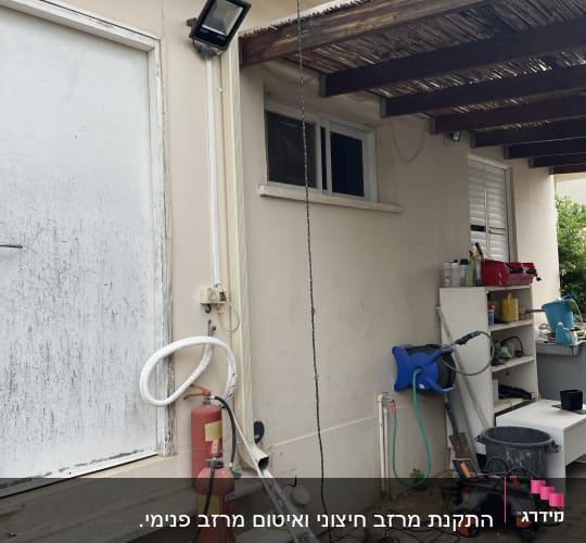 גג עשוי קורות עץ עם כיסוי במבוק